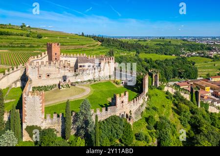 Luftaufnahme der Burg Scaligero von Soave im Sommer. Verona District, Veneto, Italien, Europa. Stockfoto