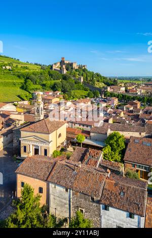 Aus der Vogelperspektive auf den Santuario di Santa Maria alla bassanella und das Schloss Scaligero von Soave in der Ferne. Verona District, Veneto, Italien, Europa. Stockfoto