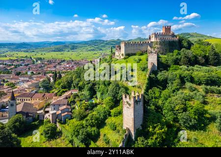 Luftaufnahme der Burg Scaligero von Soave im Sommer. Verona District, Veneto, Italien, Europa. Stockfoto