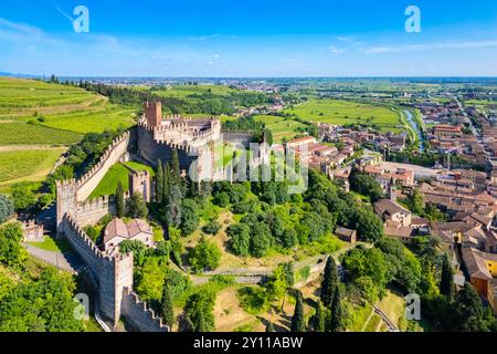 Luftaufnahme der Burg Scaligero von Soave im Sommer. Verona District, Veneto, Italien, Europa. Stockfoto