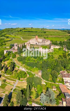 Luftaufnahme der Burg Scaligero von Soave im Sommer. Verona District, Veneto, Italien, Europa. Stockfoto