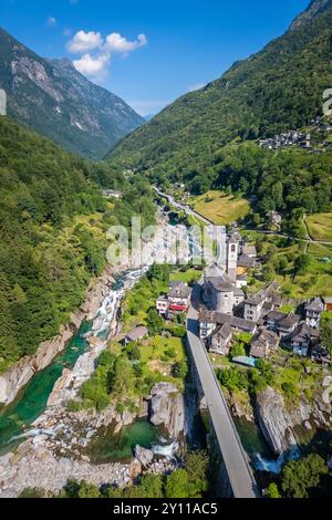 Aus der Vogelperspektive auf die Kirche und die Stadt Lavertezzo. Lavertezzo, Verzasca-Tal, Locarno, Kanton Tessin, Schweiz, Westeuropa. Stockfoto