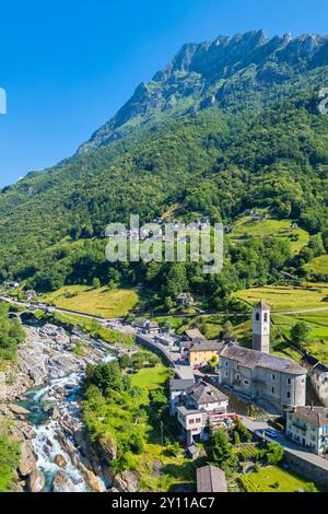 Aus der Vogelperspektive auf die Kirche und die Stadt Lavertezzo. Lavertezzo, Verzasca-Tal, Locarno, Kanton Tessin, Schweiz, Westeuropa. Stockfoto