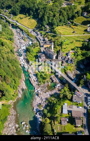 Aus der Vogelperspektive auf die Kirche und die Stadt Lavertezzo. Lavertezzo, Verzasca-Tal, Locarno, Kanton Tessin, Schweiz, Westeuropa. Stockfoto