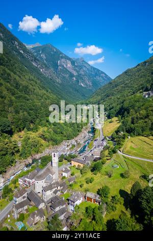 Aus der Vogelperspektive auf die Kirche und die Stadt Lavertezzo. Lavertezzo, Verzasca-Tal, Locarno, Kanton Tessin, Schweiz, Westeuropa. Stockfoto