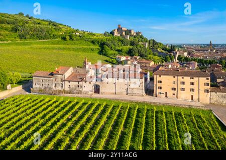 Aus der Vogelperspektive auf den Santuario di Santa Maria alla bassanella und das Schloss Scaligero von Soave in der Ferne. Verona District, Veneto, Italien, Europa. Stockfoto