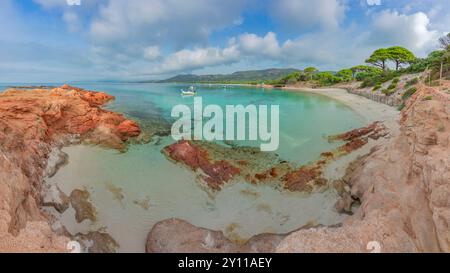 Rote Felsklippen am Palombaggia Beach. Porto Vecchio, Südkorsika, Frankreich Stockfoto