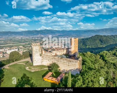 Aus der Vogelperspektive der Schlösser Romeo und Julia in Montecchio Maggiore, seltenes Paar von Bergbefestigungen in Italien mit quadratischen Türmen, die Theater funktionieren Stockfoto