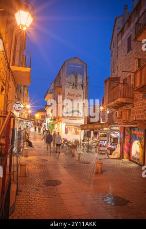 Touristen in der Altstadt von Porto Vecchio zwischen den Geschäften und Restaurants der Cittadella. Porto Vecchio, Corse-du-Sud, Korsika, Frankreich Stockfoto