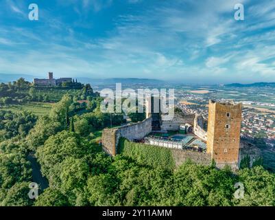 Aus der Vogelperspektive der Schlösser Romeo und Julia in Montecchio Maggiore, seltenes Paar von Bergbefestigungen in Italien mit quadratischen Türmen, die Theater funktionieren Stockfoto