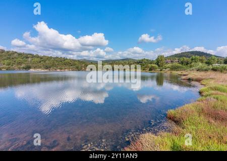 Der Etang de Santa Giulia, eine Lagune an der Küste in der Nähe des Strandes, ein Naturgebiet von ökologischem, faunalem und floristischem Interesse. Porto Vecchio, Corse du Sud, Korsika, Frankreich Stockfoto