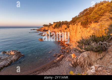 Sonnenaufgang in Plage de La Folaca, zwischen Palombaggia und Santa Giulia. Porto Vecchio, Corse du Sud, Korsika, Frankreich Stockfoto