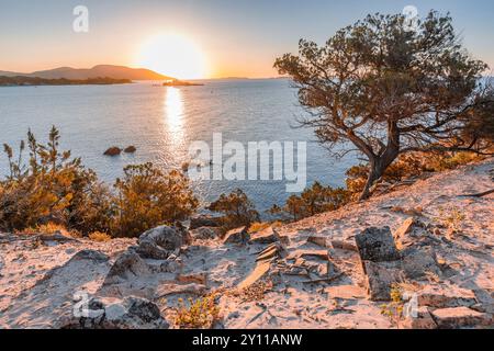 Sonnenaufgang in Plage de La Folaca, zwischen Palombaggia und Santa Giulia. Porto Vecchio, Corse du Sud, Korsika, Frankreich Stockfoto