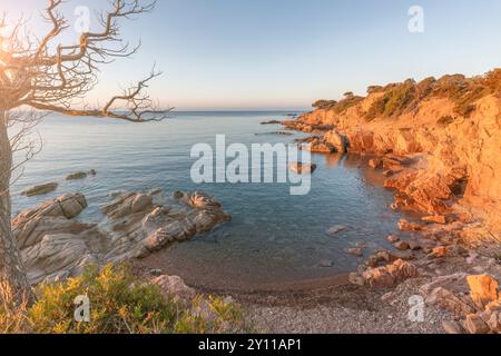 Sonnenaufgang in Plage de La Folaca, zwischen Palombaggia und Santa Giulia. Porto Vecchio, Corse du Sud, Korsika, Frankreich Stockfoto