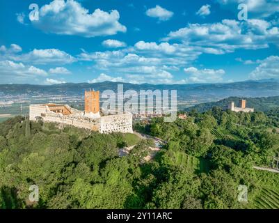 Aus der Vogelperspektive der Schlösser Romeo und Julia in Montecchio Maggiore, seltenes Paar von Bergbefestigungen in Italien mit quadratischen Türmen, die Theater funktionieren Stockfoto