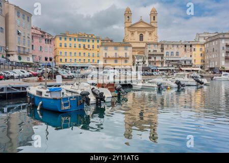 Blick auf die Gebäude mit Blick auf den alten Hafen von Bastia, im Zentrum der St. John Baptist Kirche. Bastia, Haute-Corse, Oberkorsika, Frankreich Stockfoto