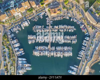 Blick von oben auf den Yachthafen mit vielen verankerten Booten. Porto Vecchio, Corse-du-Sud, Korsika, Frankreich Stockfoto