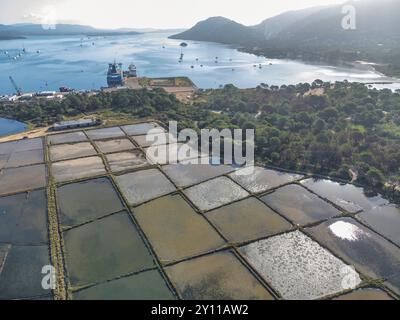 Die Salinen von Porto Vecchio aus der Vogelperspektive, die seit Ende der 80er Jahre nicht mehr in Betrieb sind, sind heute ein perfektes Ziel für Spaziergänge in der Natur in der Umgebung der Stadt, Corse-du-Sud, Korsika, Frankreich Stockfoto