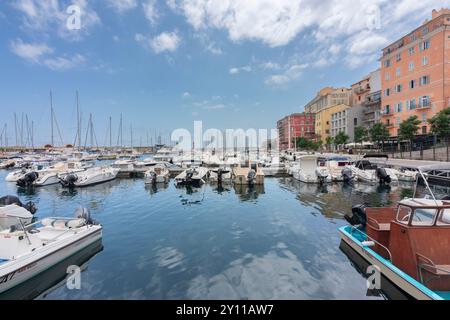 Blick auf die Gebäude mit Blick auf den alten Hafen von Bastia, Haute-Corse, Oberkorsika, Frankreich Stockfoto