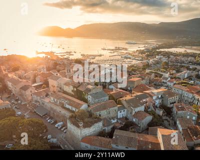 Blick aus der Vogelperspektive von der Zitadelle zum Hafen bei Sonnenaufgang. Porto Vecchio, Corse-du-Sud, Korsika, Frankreich Stockfoto