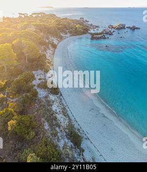 Blick aus der Vogelperspektive auf den Sandstrand von La Folaca mit den Felsen des Tamaricciu Strandes im Hintergrund, Porto Vecchio, Südkorsika, Frankreich Stockfoto