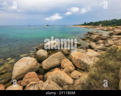 Felsen- und Sandstrand in der Bucht von Saint Cyprien, Lecci, Südkorsika, Frankreich Stockfoto