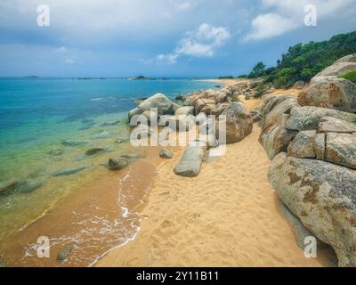 Felsen- und Sandstrand in der Bucht von Saint Cyprien, Lecci, Südkorsika, Frankreich Stockfoto