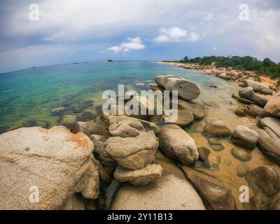 Felsen- und Sandstrand in der Bucht von Saint Cyprien, Lecci, Südkorsika, Frankreich Stockfoto