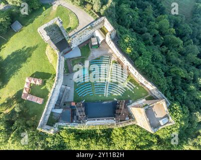 Aus der Vogelperspektive der Schlösser Romeo und Julia in Montecchio Maggiore, seltenes Paar von Bergbefestigungen in Italien mit quadratischen Türmen, die Theater funktionieren Stockfoto