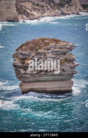 Die Klippen von Bonifacio, mit dem Felsen Le Grain de Sable, Bonifacio, Corse-du-Sud, Korsika, Frankreich Stockfoto