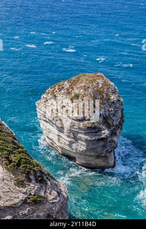 Die Klippen von Bonifacio, mit dem Felsen Le Grain de Sable, Bonifacio, Corse-du-Sud, Korsika, Frankreich Stockfoto