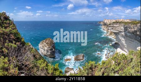 Die Klippen von Bonifacio, mit dem Felsen Le Grain de Sable, Bonifacio, Corse-du-Sud, Korsika, Frankreich Stockfoto