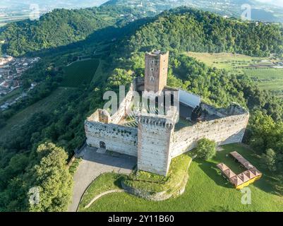 Aus der Vogelperspektive der Schlösser Romeo und Julia in Montecchio Maggiore, seltenes Paar von Bergbefestigungen in Italien mit quadratischen Türmen, die Theater funktionieren Stockfoto