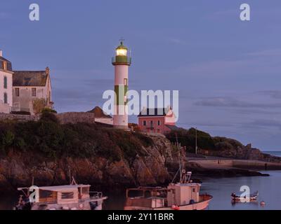 Der Leuchtturm von Doelan mit brennendem Leuchtfeuer am Abend - Bretagne, Departement Finisere, Frankreich Stockfoto