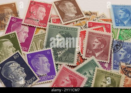 Alte deutsche Briefmarken aus dem Zweiten Weltkrieg mit Adolf Hitler. Gedruckt von Deutschland. Teil der Sammlung eines Philatelisten. Stockfoto