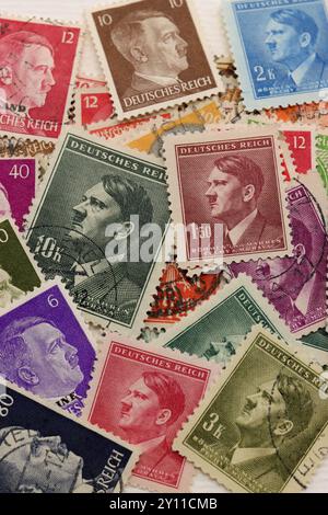 Alte deutsche Briefmarken aus dem Zweiten Weltkrieg mit Adolf Hitler. Gedruckt von Deutschland. Teil der Sammlung eines Philatelisten. Stockfoto