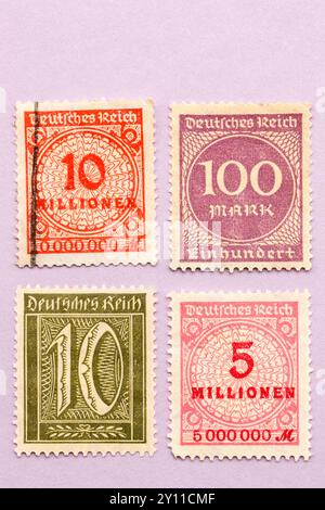 Alte deutsche Briefmarken des Dritten Reichs. Teil der Sammlung eines Philatelisten. Bunte alte deutsche Briefmarken. Mark und Millionen. Stockfoto