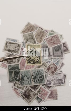 Alte Briefmarken aus Ungarn. Teil der Sammlung eines Philatelisten. Briefmarken zu sammeln ist ein lustiges Hobby. Stockfoto