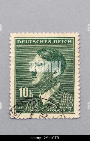 Alte deutsche Briefmarke des Dritten Reichs aus dem Zweiten Weltkrieg mit Adolf Hitler. Gedruckt von Deutschland. Teil der Sammlung eines Philatelisten. Stockfoto