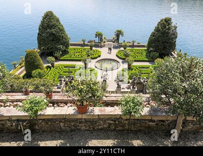 Der kunstvolle Garten auf der Isola Bella, einer der Borromäischen Inseln des Lago Maggiore in Norditalien Stockfoto