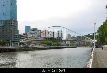 Der Fußgängerbogen Zubizuri überquert den Fluss Nerbiol, der vom spanischen Architekten Santiago Calatrava Bilbao Baskenland Euskadi Spanien entworfen wurde Stockfoto