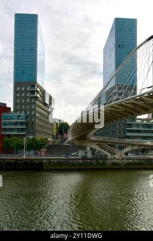 Die Zwillingstürme des Isozaki-Torkomplexes und die Fußgängerbrücke des Zubizuri-Bogens über den Fluss Nerbiol Bilbao Baskenland Euskadi Spanien Stockfoto