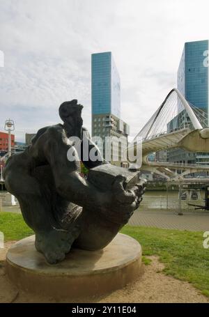 Bronzeskulptur Mann besiegt Eisen oder Eisen Bar Twister Skulptur von Jesus Lizaso Campo Volantin Promenade Bilbao Baskenland Euskadi Spanien Stockfoto