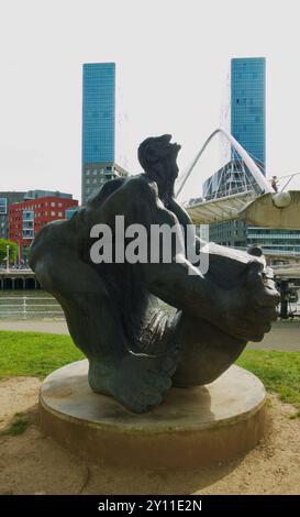 Bronzeskulptur Mann besiegt Eisen oder Eisen Bar Twister Skulptur von Jesus Lizaso Campo Volantin Promenade Bilbao Baskenland Euskadi Spanien Stockfoto