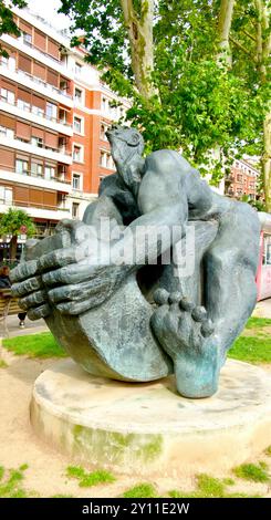 Bronzeskulptur Mann besiegt Eisen oder Eisen Bar Twister Skulptur von Jesus Lizaso Campo Volantin Promenade Bilbao Baskenland Euskadi Spanien Stockfoto