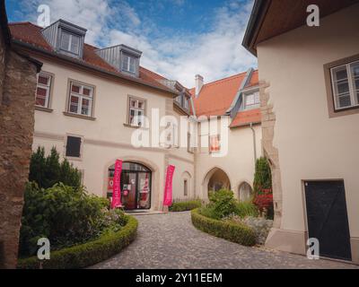 Perchtoldsdorf, Österreich - 22. JULI 2023. Historische Altstadt mit befestigtem Turm, erbaut im 15. Und 16. Jahrhundert. Stadt Perchtoldsdorf, Moedling di Stockfoto