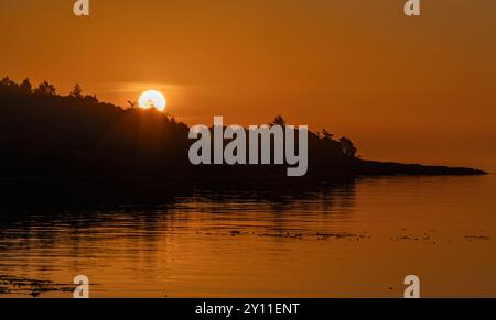 Sonnenaufgang über Albert Head vom Tower Point im Witty's Lagoon Regional Park in Metchosin, British Columbia, Kanada. Stockfoto