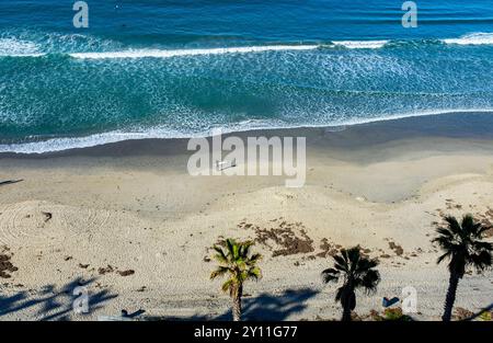 Blick auf die Surfer am Ozean Stockfoto