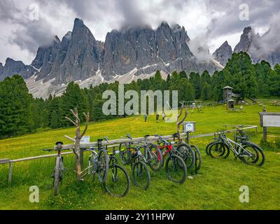 Fahrräder auf der Geisleralm vor den Geislergipfeln (3025m), Naturpark Puez-Geisler, Villnöss, Villnösstal, Provinz Bozen, Südtirol, Alpen, Dolomiten, Naturpark Puez-Geisler, Trentino-Südtirol, Italien, Italien Stockfoto