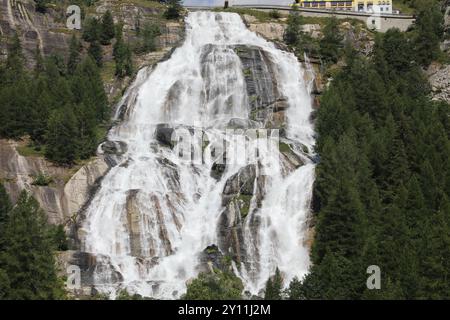 Foto von einem Wasserfall von der Vorderseite, oben auf dem Wasserfall befindet sich ein Hotel, der Wasserfall befindet sich im valle Vigezzo. Stockfoto